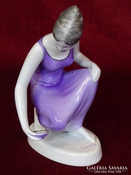 Hollóházi porcelán figurális szobor, lila ruhás hölgy. vizet merítő 18,5 cm magas. Vanneki!