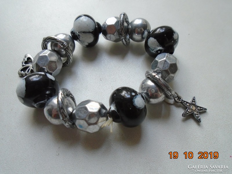 Swarovski ezüst színű gyöngyökkel ,fekete fehér mintás gömbökből,,karkötő, gyűrűkkel,fügőkkel