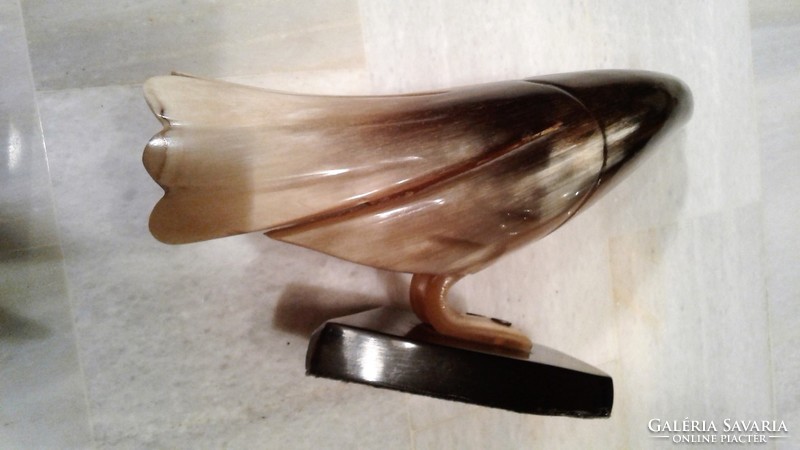 The bird made of Art Deco horn is 22 cm long