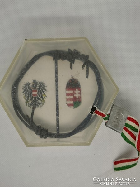 1989 A Magyar-Osztrák határon húzódó vasfüggöny egy darabja, magyar szalaggal, műanyag tokban, 9×9