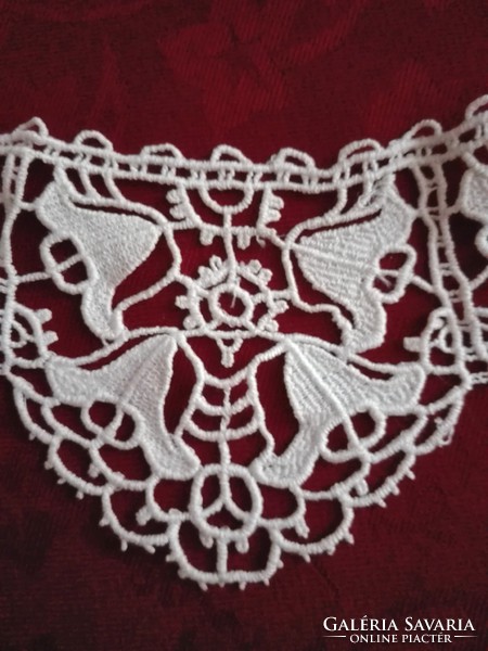 Sewn lace collar