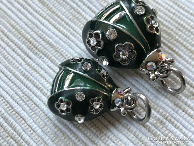 Katicabogár medálok zöld zománc és csillogó kristály díszítéssel, párban