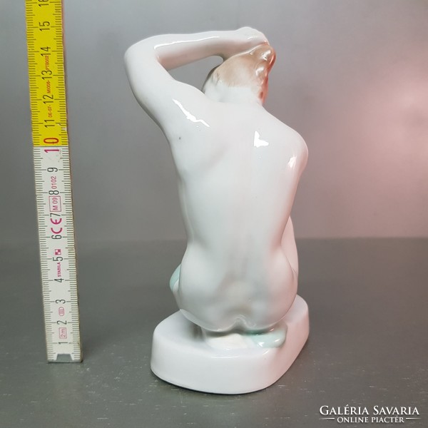 Aquincumi kontyot tűző, fésülködő nő porcelán figura (917)