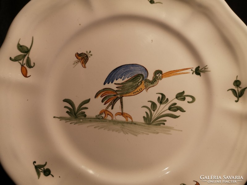 LEÁRAZTAM!!! Szignált, kézzel festett Moustiers fajansz tányér, klasszikus madaras díszítéssel