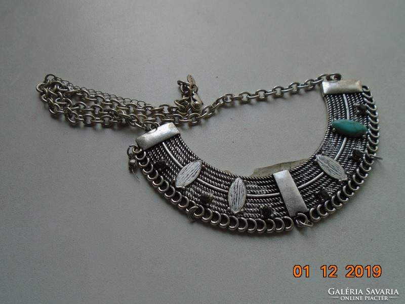DÍVA logóval Újszerű ezüstözött Kleopátra nyakék türkiz kő díszítéssel