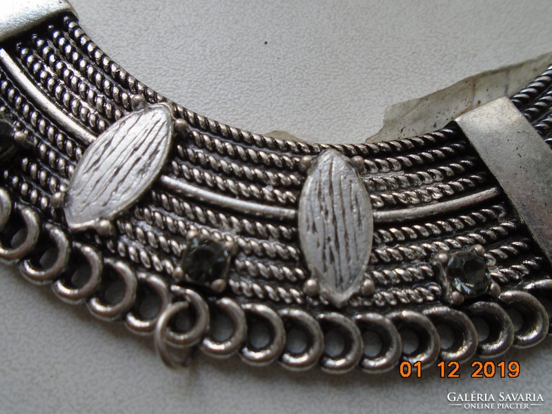 DÍVA logóval Újszerű ezüstözött Kleopátra nyakék türkiz kő díszítéssel