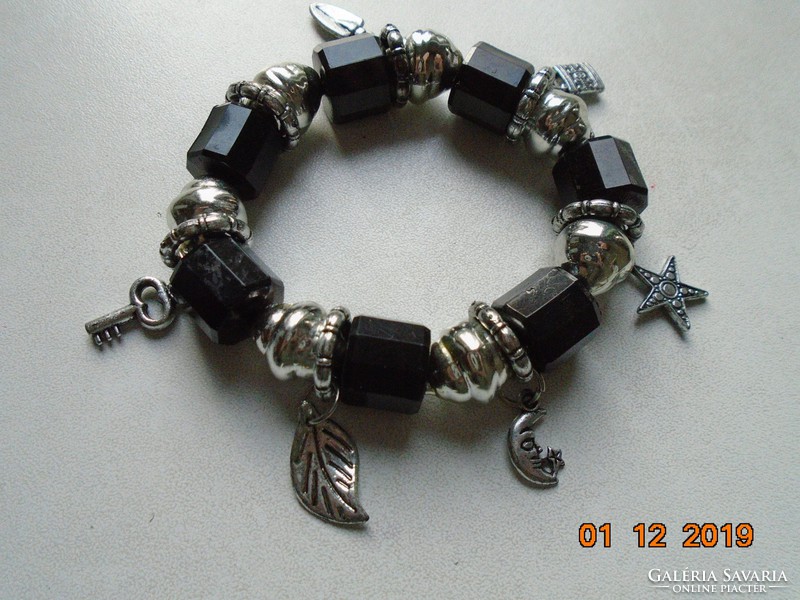 Fekete ásvány és ezüst színű Swarovski  gyöngyökkel,karkötő függőkkel