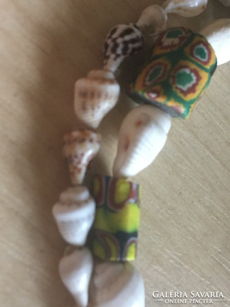 ETNIKUMI - kagylókból és  kézműves/millefiori/ gyöngyökből fűzött nyaklánc-Afrika?