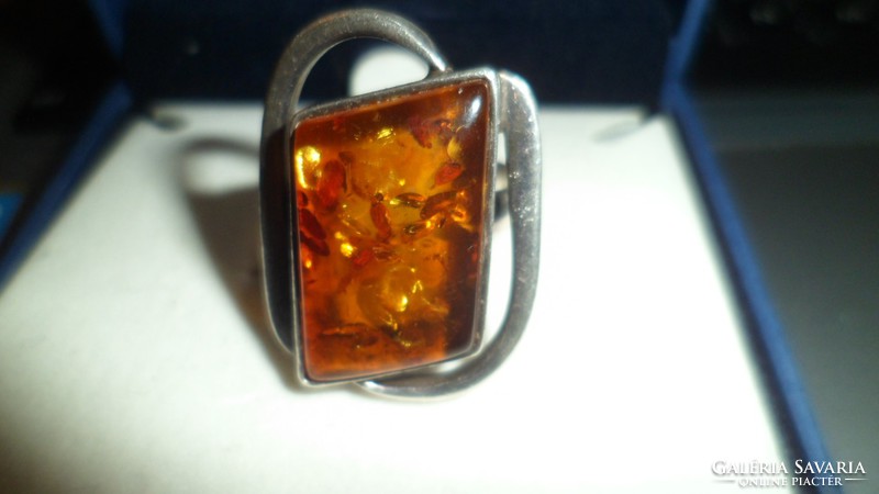 Silver ring / amber