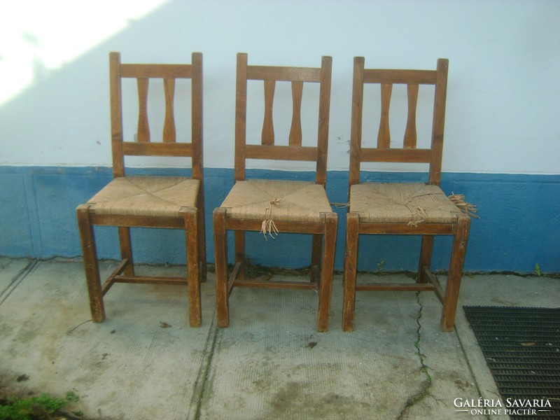 Három darab régi, fonott üléses szék