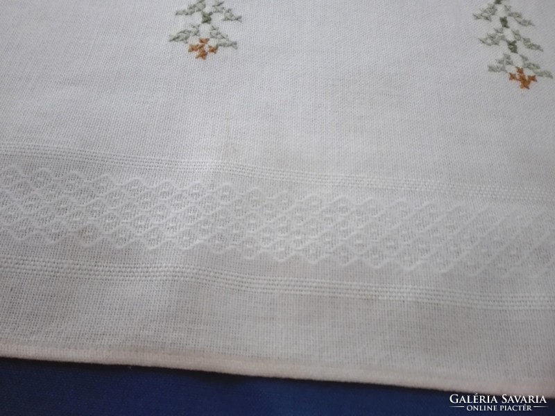 Cream-colored, embroidered tablecloth, 75 x 75 cm