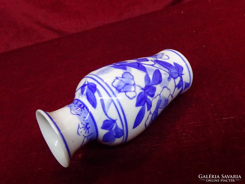 Chinese porcelain vase, 10 cm high. He has!