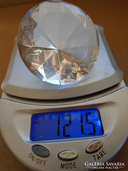 Áttetsző  víztiszta kristály,  briliás  csiszolással hatalmas darab 121,5 gramm