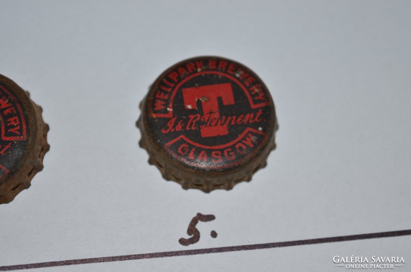 5 old glasgow corked beer caps with the letter t