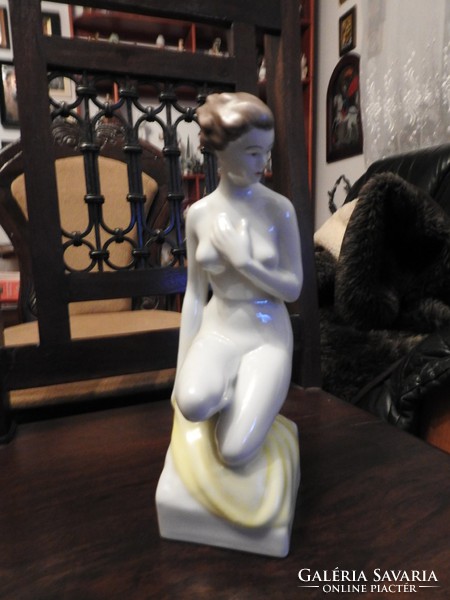 Hatalmas akt -  hollóházi kézzel festett porcelán szobor.
