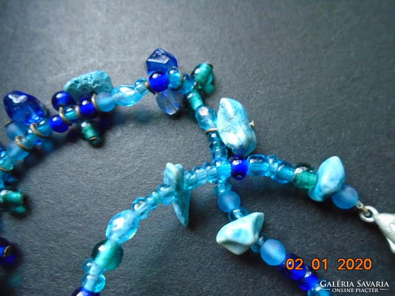 Ásványokból és kézműves üveg gyöngyökből, kézzel készült nyakék