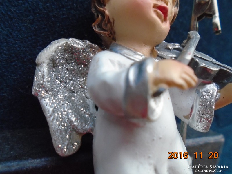 Kézzel festett Zenélő angyal ezüst szárnyal