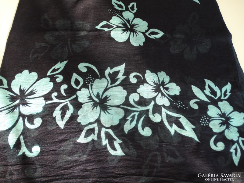 Mélykék színű kendő világoskék virág mintával, 130 x 110 cm, 100 % pamut(batiszt)