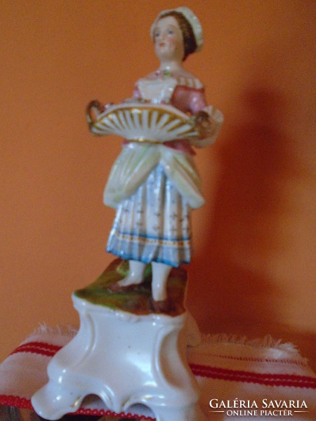 Early passau porcelain on the pedestal of the florist lady, very finely crafted piece museum piece