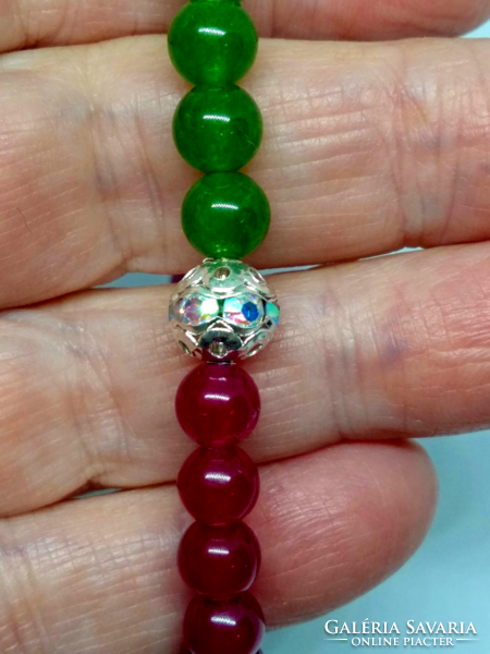 Természetes zöld és vörös jáde karkötő, 6 mm-s gyöngyökből + ajándék fülbevaló