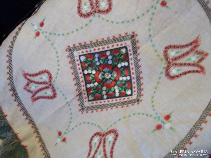 Beautiful large embroidered tablecloth with a diameter of 144 cm
