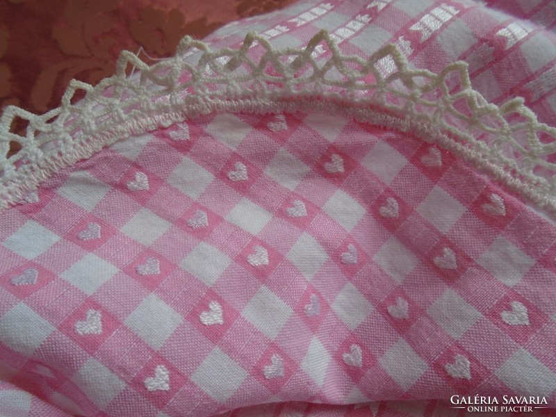 Vertical lace, heart-shaped bun holder. Diam .: 41 Cm.