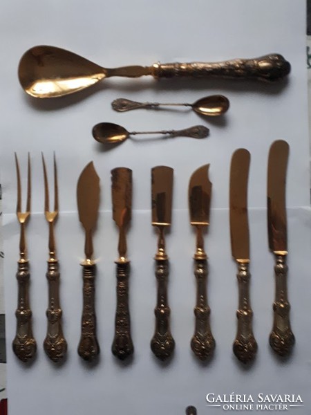 Antik  evőeszközök,,arany színben,2 ezüst kiskanállal