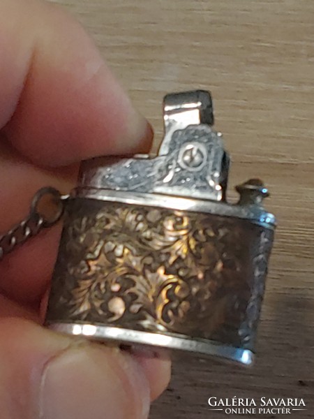 Self-collecting keychain