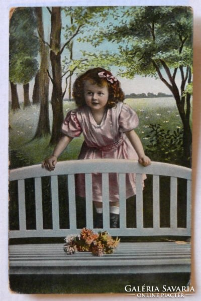 Üdvözlőlap 1911-ből: kislány virággal, vidéki tájban