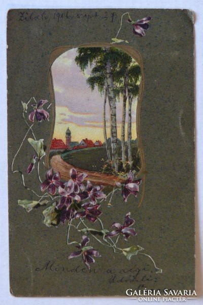 Szecessziós tavaszi üdvözlőlap 1906-ból ibolyákkal, a háttérben alkonyati tájjal, templommal