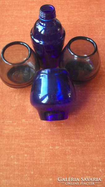 4 db. színes üveg ---3 db.vastag falú konyakos pohár---1 db. kék üveg.