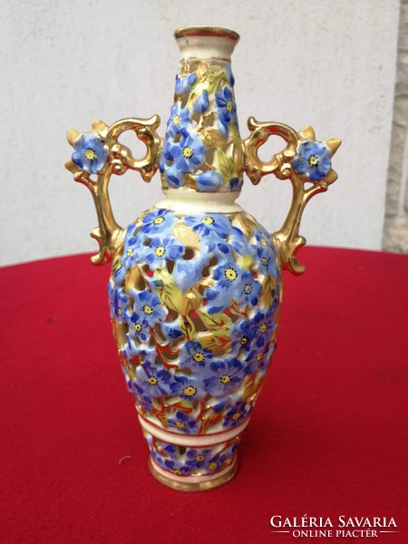 Fischer's ceramic vase is beautiful!