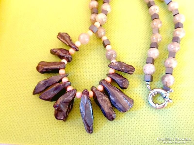 Composition anthracite, coral labradorite necklace