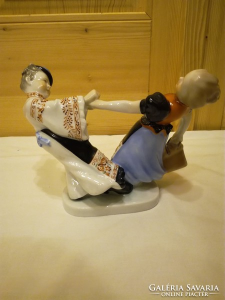 Herendi porcelán Körbe-körbe táncoló pár, gyerekek figura