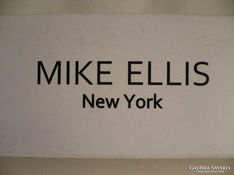 Mike Ellis New York egy nagyméretű és látványos óra