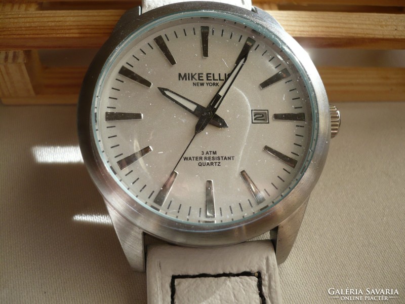 Mike Ellis New York egy nagyméretű és látványos óra