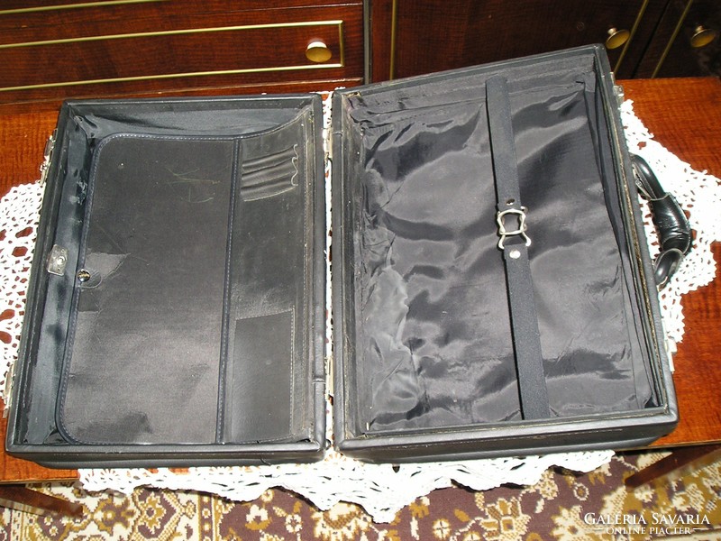 Kézitáska, kisbőrönd - 45 x 33 x 18 cm.