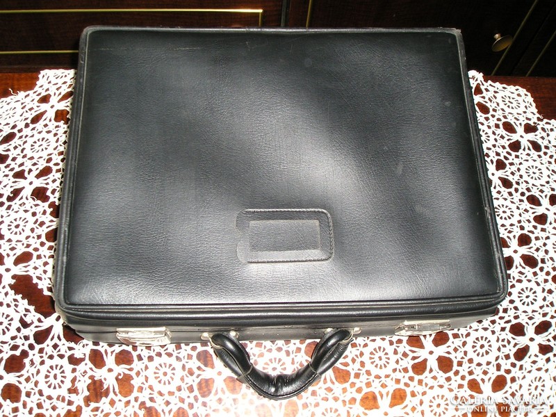 Handbag, small suitcase - 45 x 33 x 18 cm.