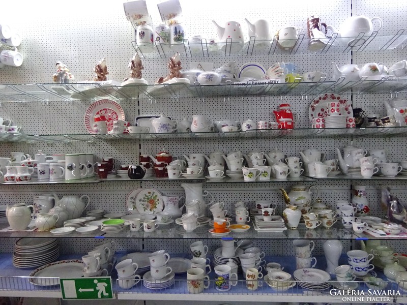 Quality German porcelain teapot and three cups. So far he was in the display case. He has!