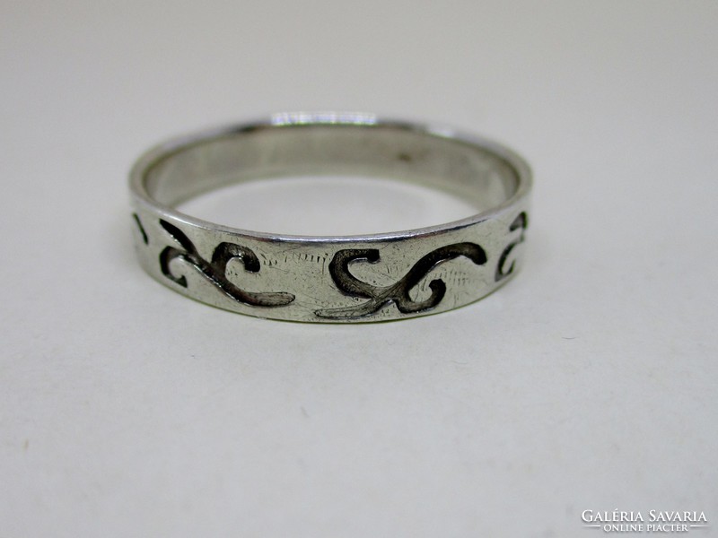 Gyönyörű ezüst karika gyűrű különleges mintával 67-es