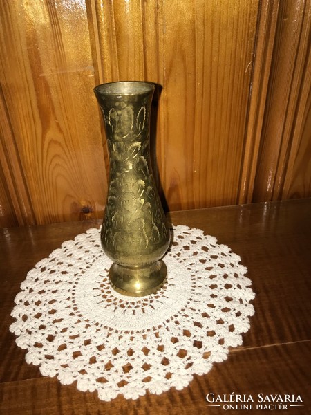 Réz váza kis méretű gravírozott mintával