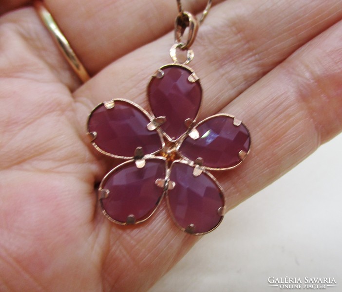 A wonderful gold-plated silver necklace with a stone pendant