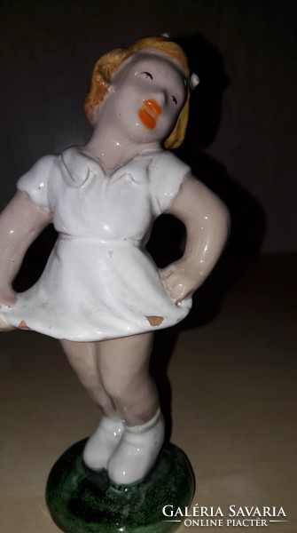 Régi kerámia kislány figura fehér ruhában, nipp