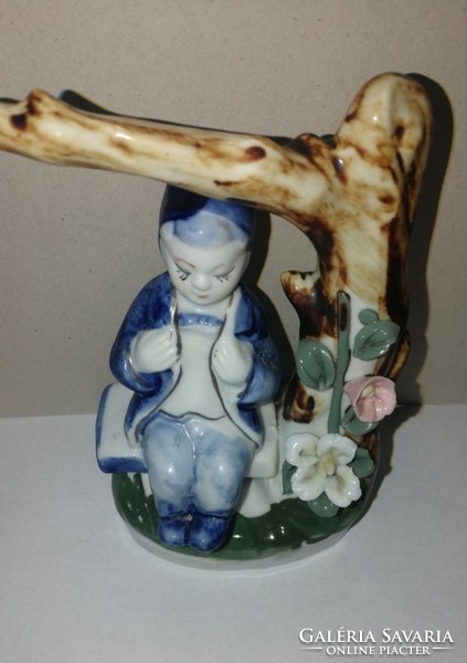 Padon ülő porcelán lány, Hummel típusú figura