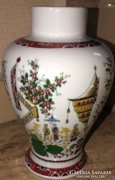 Porcelán váza keleti motívummal