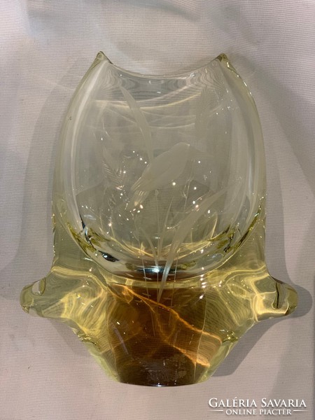Üveg váza csiszolt madaras mintával