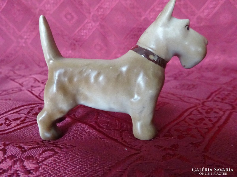 German porcelain fox dog, size 6 x 8 cm. He has!