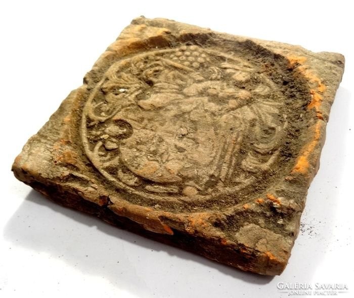 XVI. század végi reneszánsz Csempe dombormű címer díszítéssel 9,5x9,5 cm