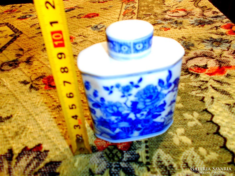 Porcelain bottle with Chinese classic rose pattern