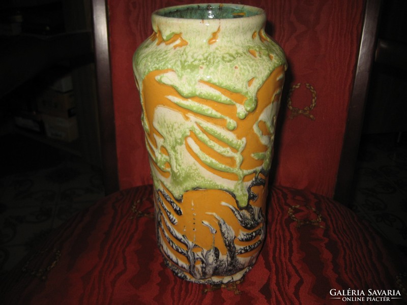 Retró    váza  ,a  60 -  as évekből  ,  szép állapot  12 x 25 cm